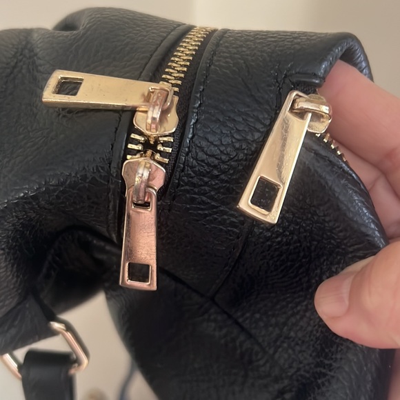 Black Leather backpack brass zippers made in Italy very good condition - Picture 12 of 13